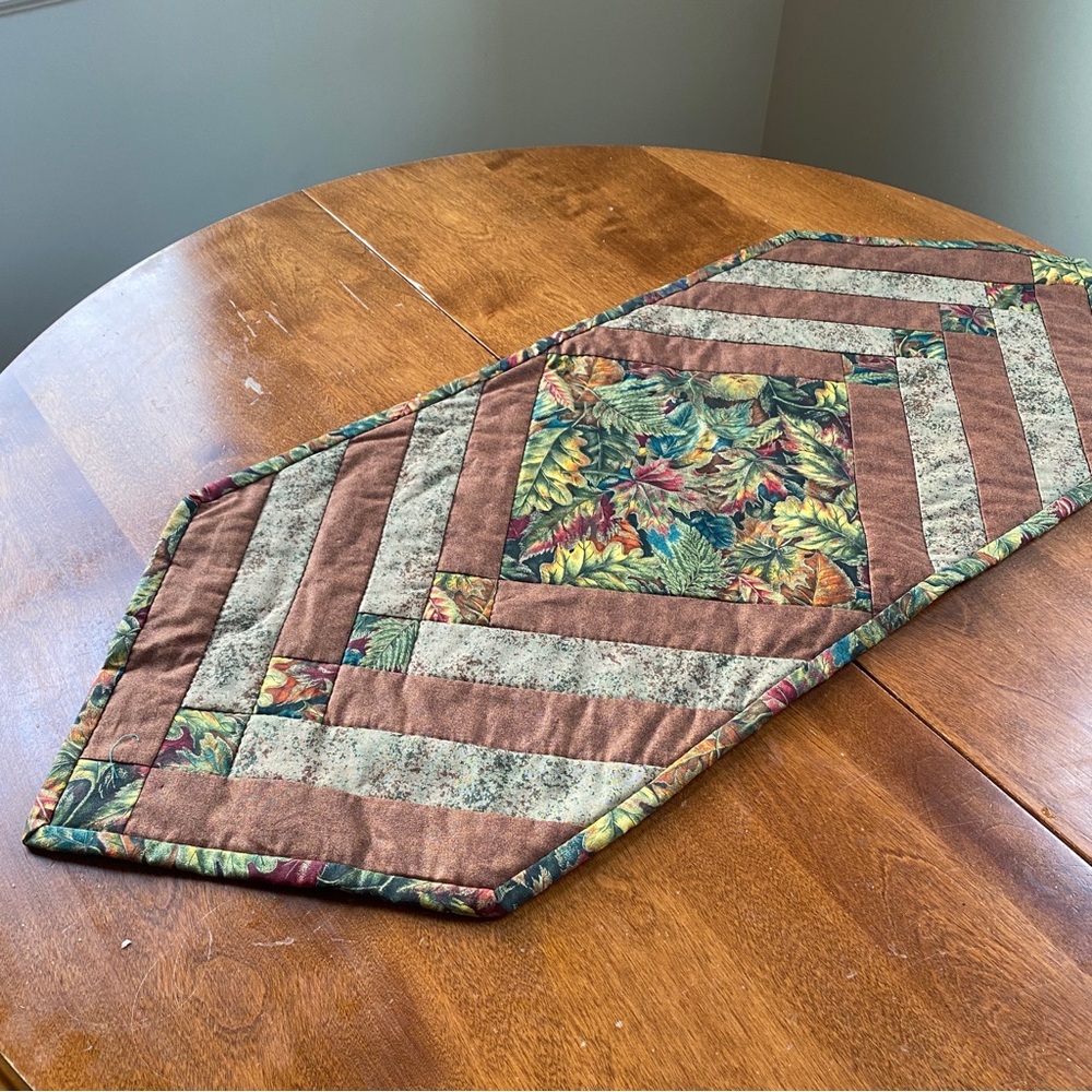 NWOT Quilted table runner. Autumn leaves motif